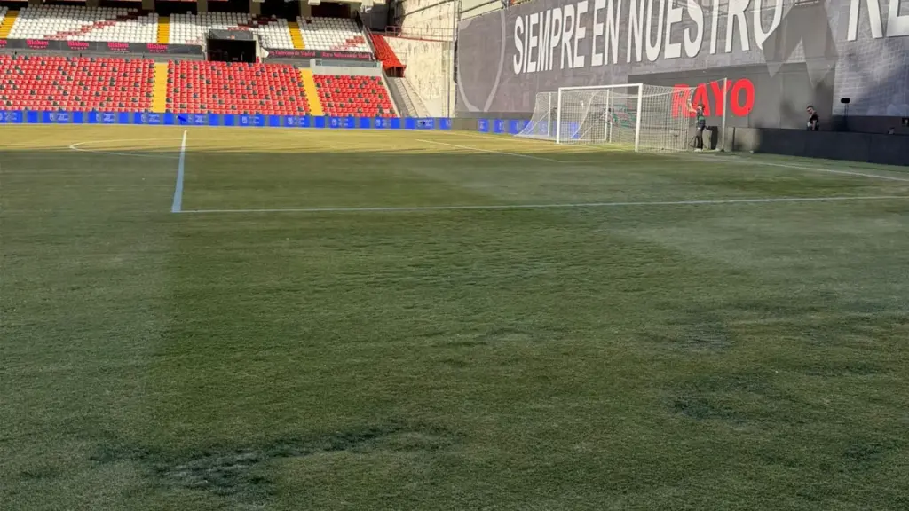 VERGONZOSO: el césped y las instalaciones de Vallecas, en pésimo estado para el Rayo-Barça