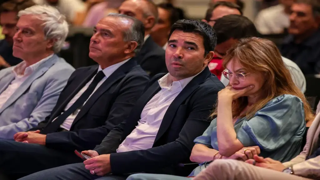 MERCADO BARÇA: Deco cierra la puerta a más salidas en verano