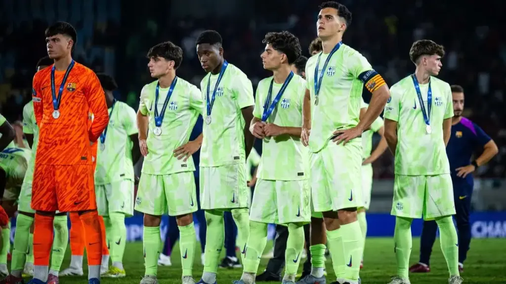 El imponente defensor del filial que apunta al primer equipo del FC Barcelona: ¿quién es?