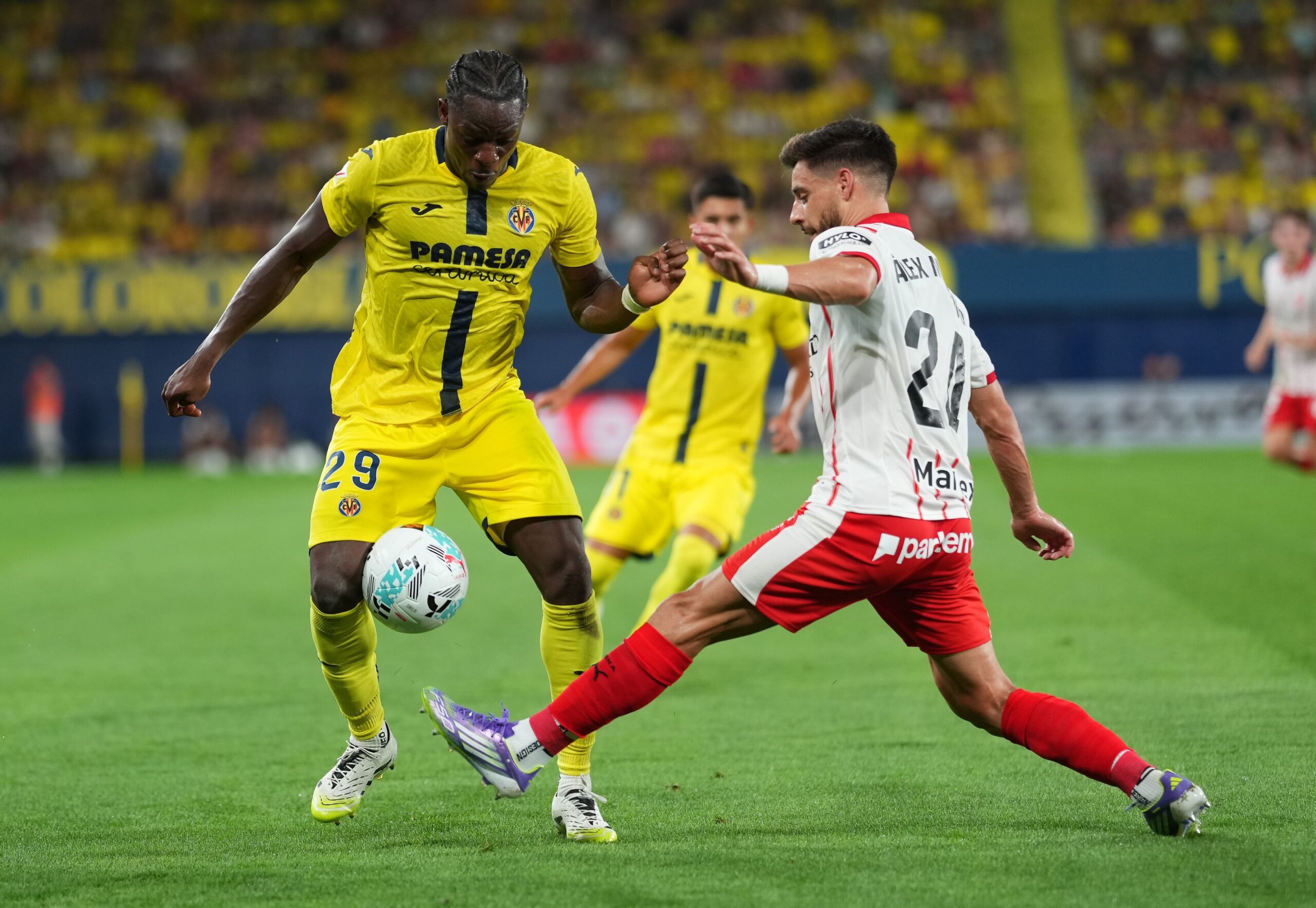 Más competencia para el Barça por Etta Eyong: tres clubes de LaLiga quieren al delantero
