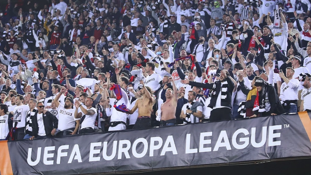 Aficionados del Eintracht Frankfurt en la grada del Spotify Camp Nou 