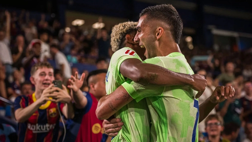 Lamine y Ferran, celebrando uno de los goles del Barça ante Levante (2-3)