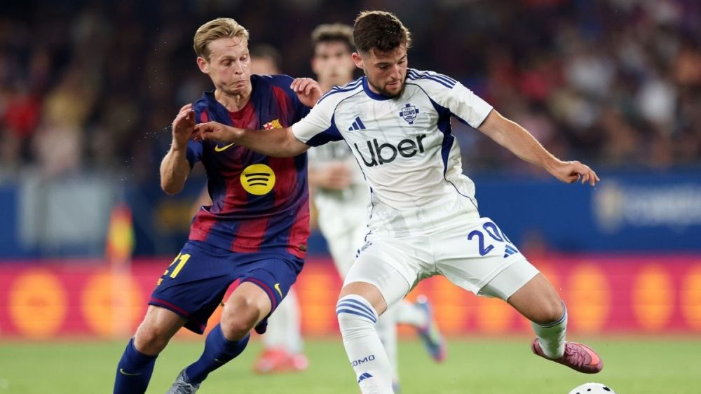 Frenkie de Jong en el duelo entre el FC Barcelona y el Como 1907 en el Trofeo Joan Gamper 2025