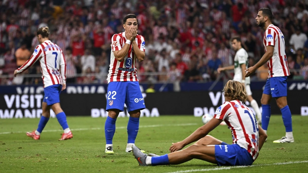 Giacomo Raspadori se lamenta tras fallar una ocasión en el Atlético-Elche (1-1)