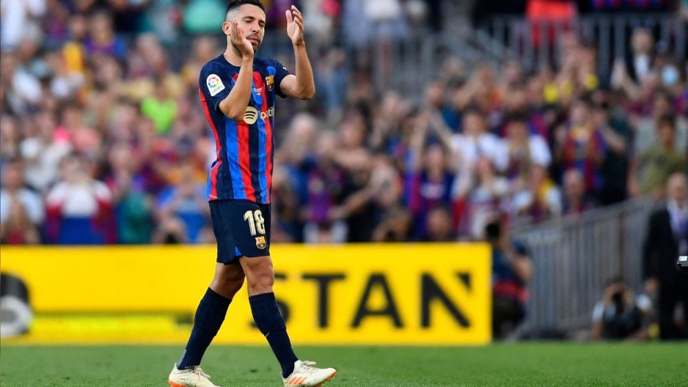 Jordi Alba ovacionado en el Camp Nou durante su despedida