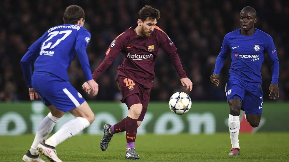 Leo Messi disputando un balón durante el Chelsea-Barça (1-1) de 2018