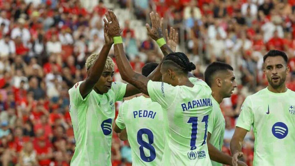 Raphinha y Lamine Yamal apuntan a aferrarse a la cima de la tabla goleadores ante el Levante