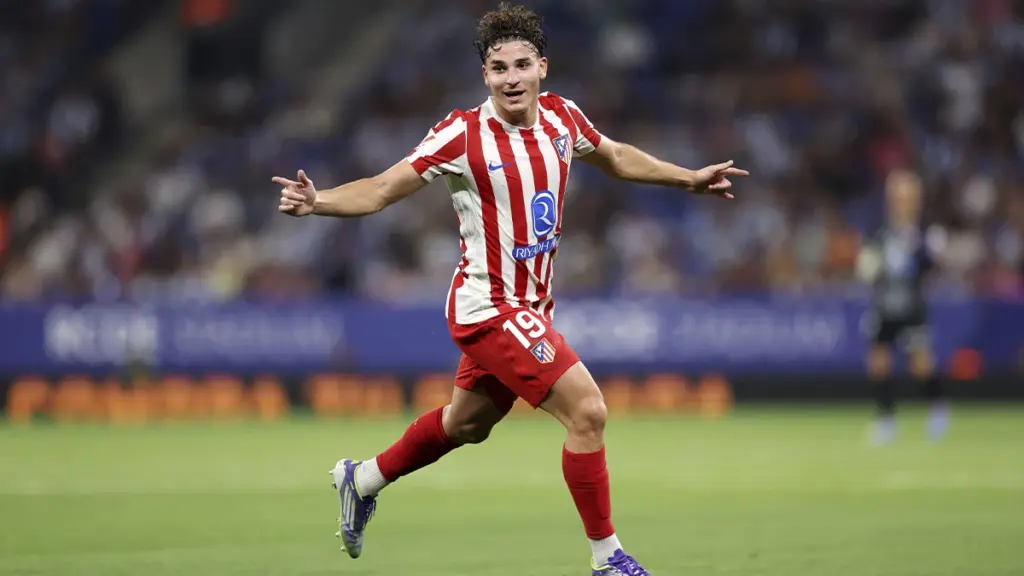 Golazo de Julián Álvarez en su debut: ¿El ‘9’ ideal para el Barça en 2026?