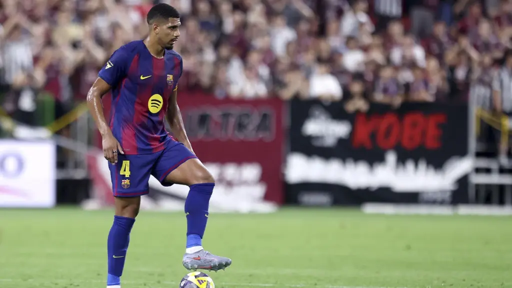 Araujo no se mueve del Barça: Flick cuenta al 100 % con él