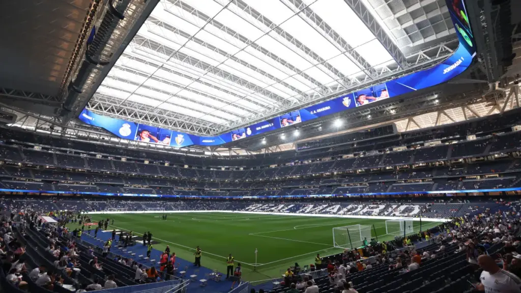 ¡Calor en el Bernabéu! Mbappé se quejó del techo cerrado en el Madrid-Osasuna