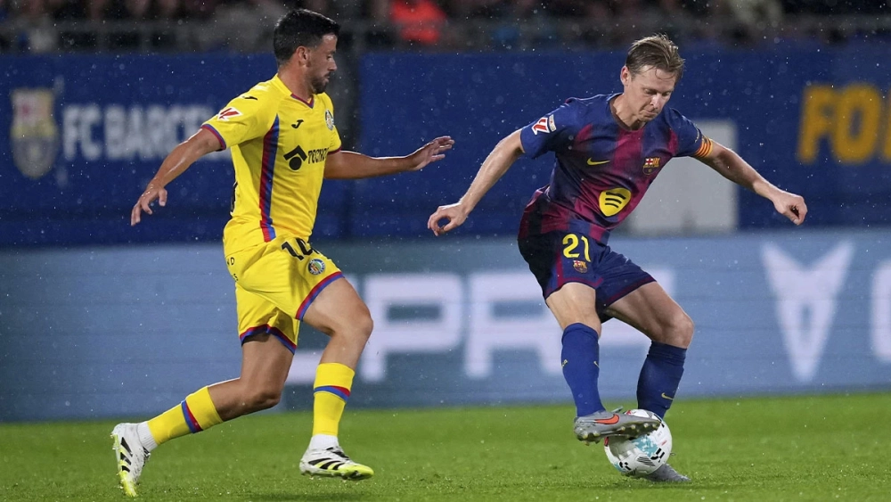 Frenkie de Jong disputando un balón durante el Barça-Getafe