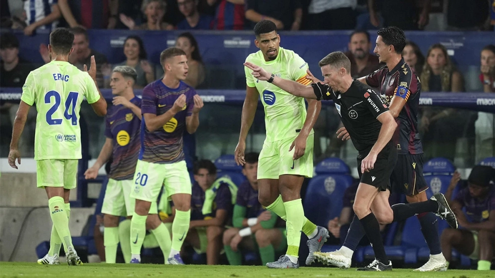 Ronald Araujo protesta al árbitro Alejandro Hernández en el Levante-Barça (2-3)