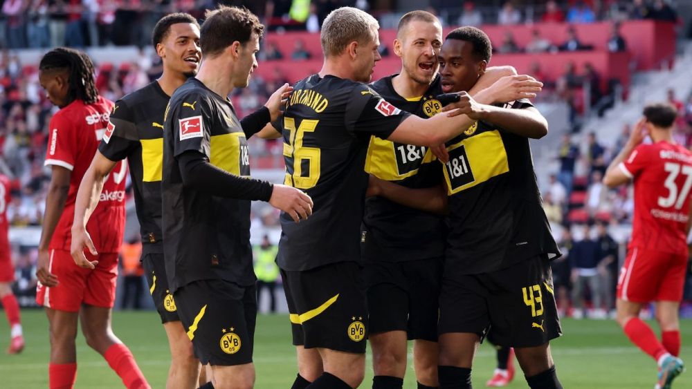 Jugadores del Borussia Dortmund celebran un gol en el duelo ante el Friburgo en la Bundesliga