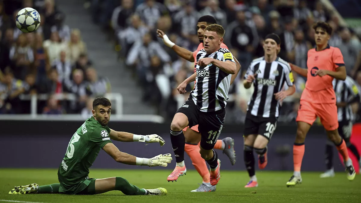 Joan García se luce en su primer partido de Champions ¡con 5 paradas!
