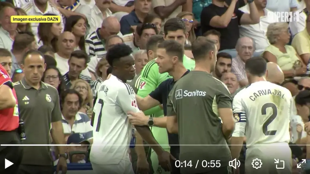 Vinicius y Xabi Alonso, momento de alta tensión en el Real Madrid
