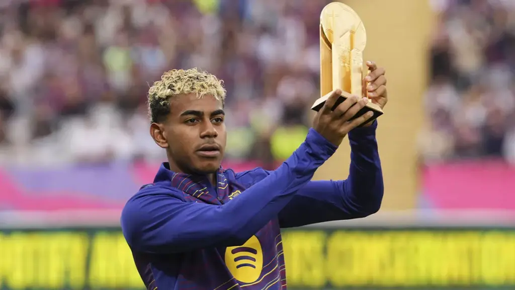 Lamine Yamal ofrece su segundo Trofeo Kopa a la afición del Barça