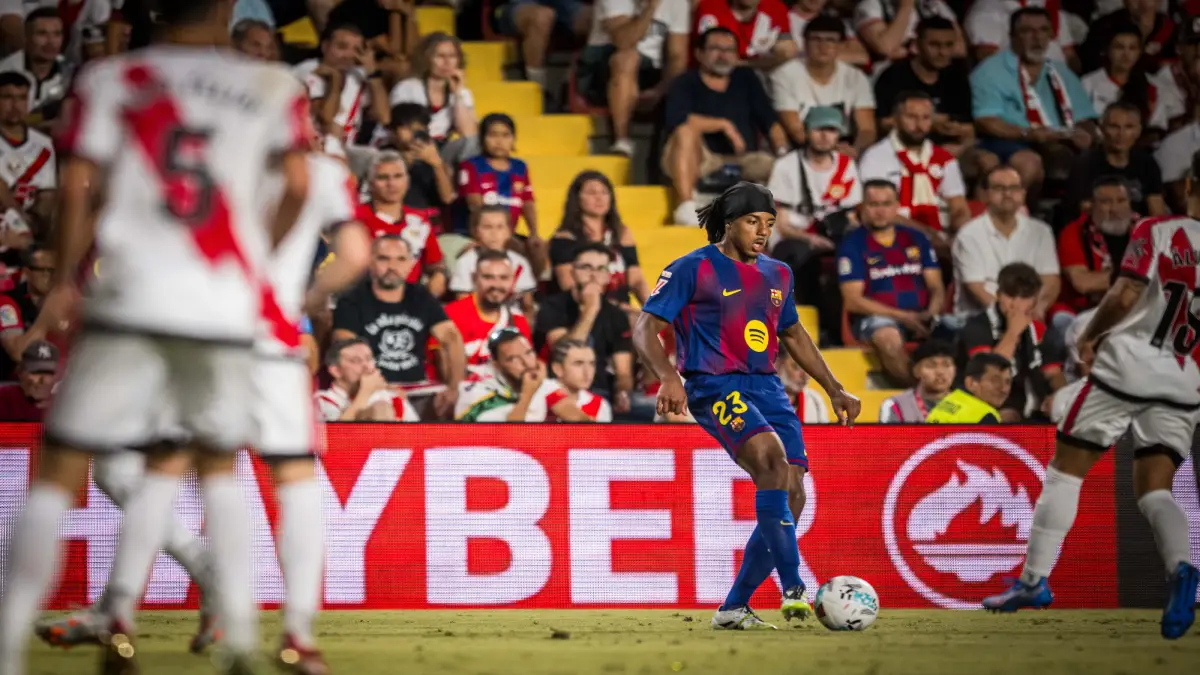 Flojo partido de Koundé en su regreso al XI: el galo sufrió en Vallecas