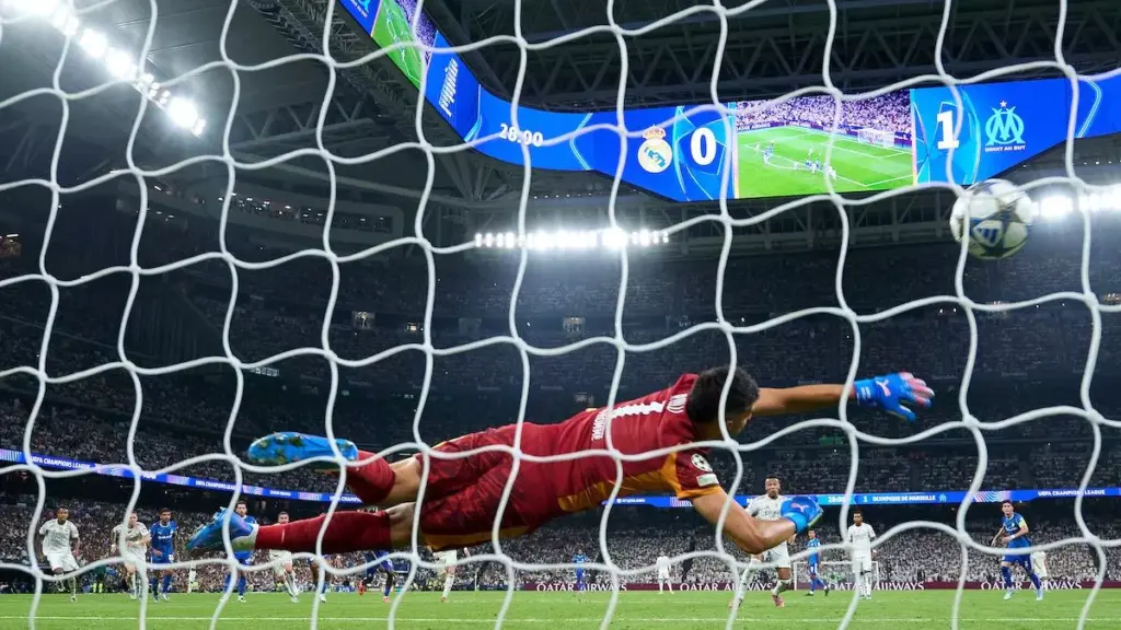 El Real Madrid debuta en Champions con más polémica que fútbol