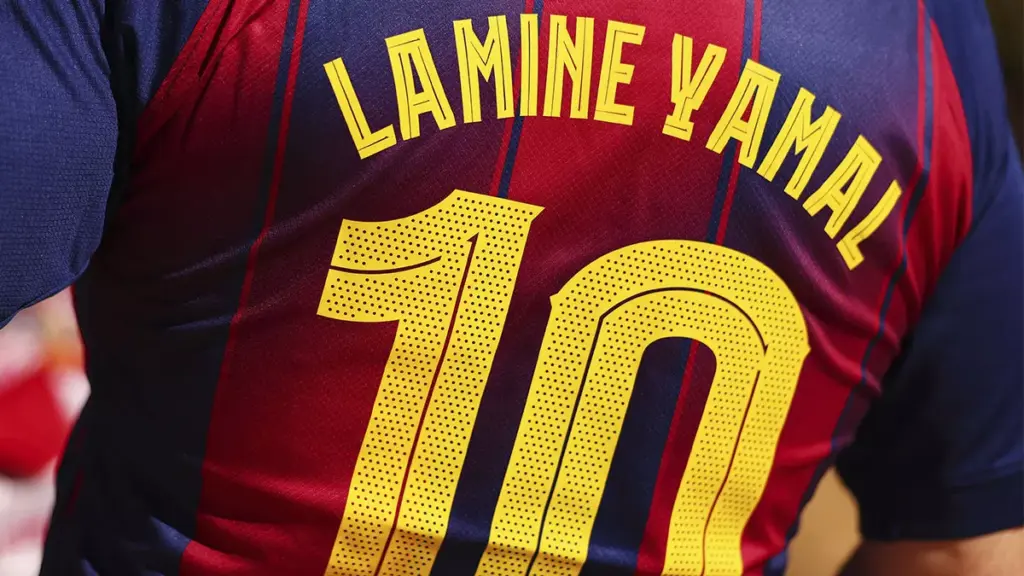 ¡Lamine Yamal no firmará más autógrafos ni camisetas con el Barça!