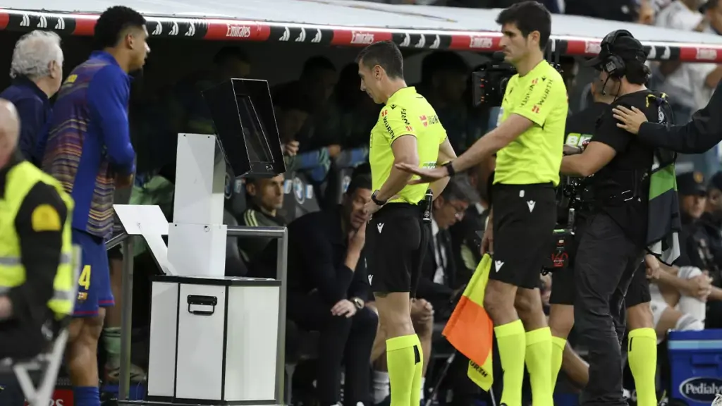 Así fue el show de Soto Grado en el Bernabéu: Todas las polémicas del Clásico