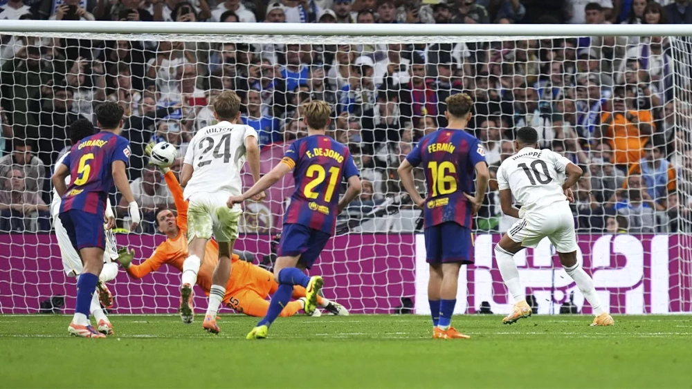 ¡Szczesny salvador! El polaco se luce parando un penalti a Mbappé en el Clásico