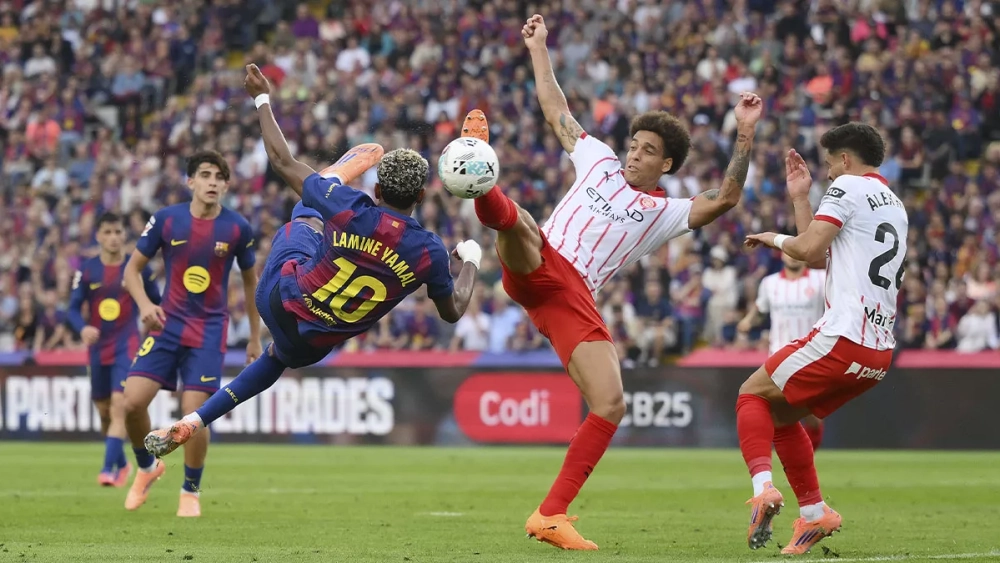 Lamine Yamal intentando una volea en el Barça-Girona (2-1)
