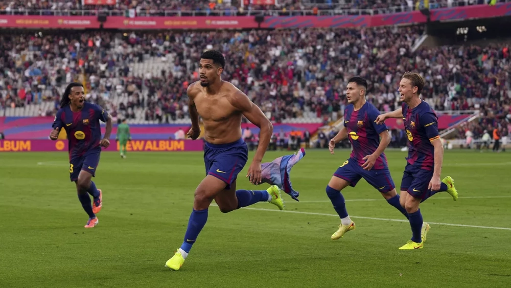Ronald Araujo festejando su gol contra el Girona