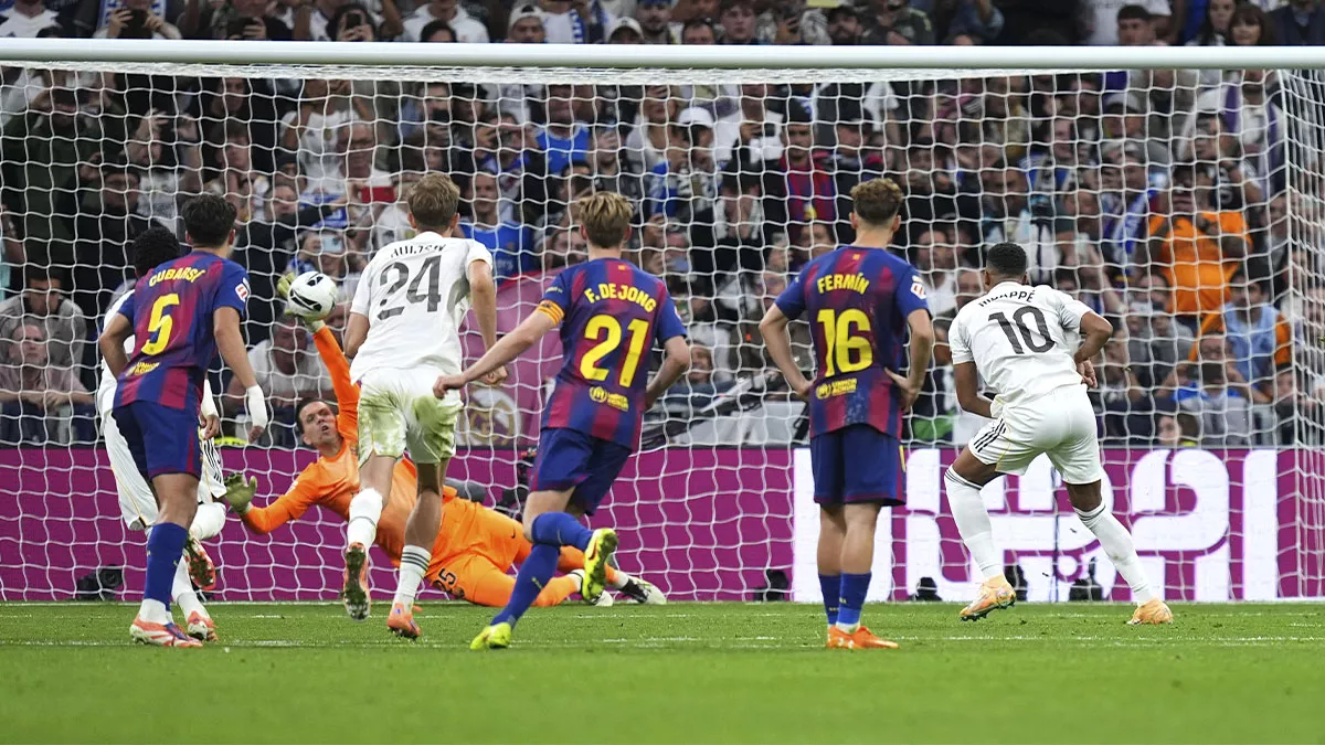 ¡Szczesny notable! El polaco se luce parando un penalti a Mbappé en el Clásico