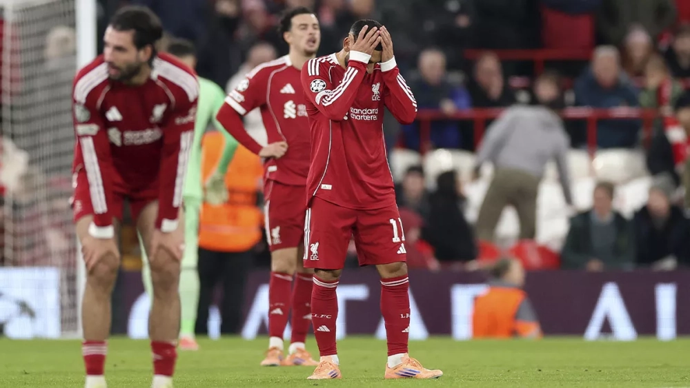 Jugadores del Liverpool lamentan la derrota ante el PSV (1-4)