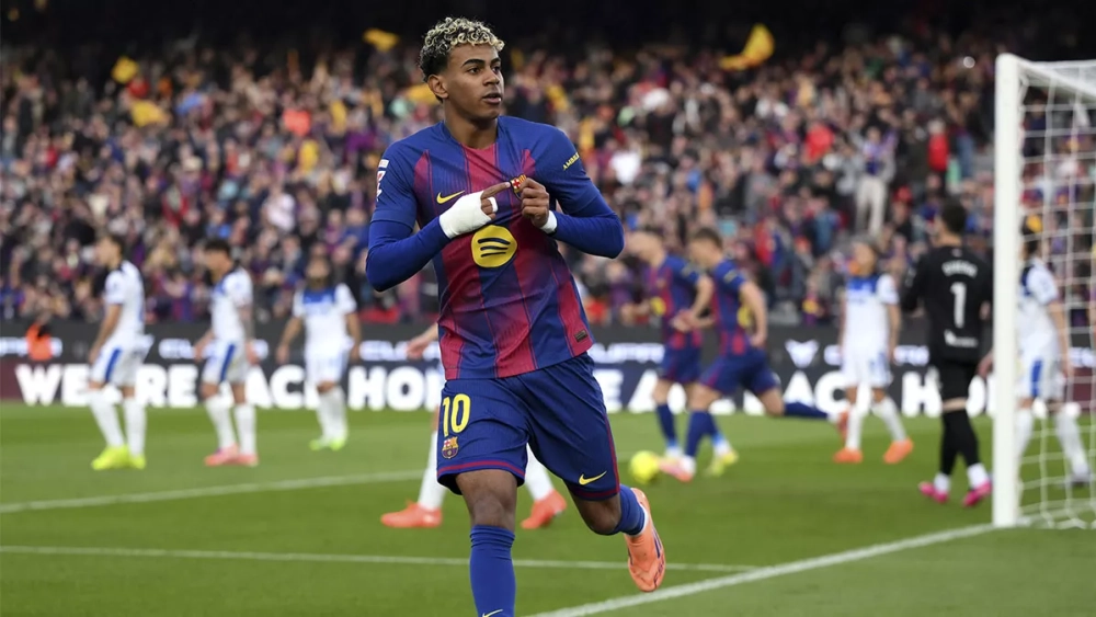 Lamine Yamal festeja su primer gol con el Barça en el Spotify Camp Nou