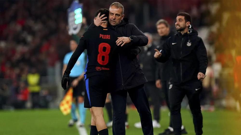 Pedri saludando a Hansi Flick en un partido de Champions