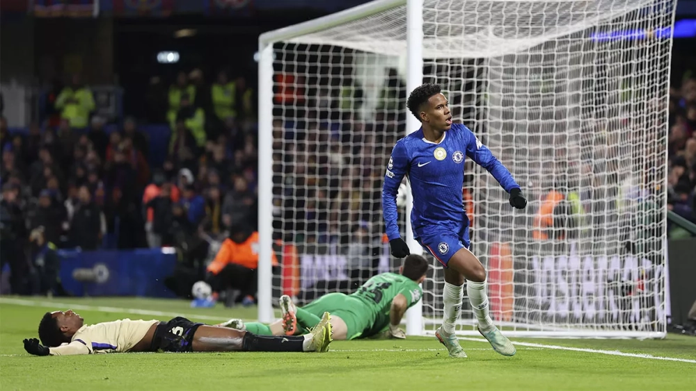 Estevao festejando su gol ante el Barça