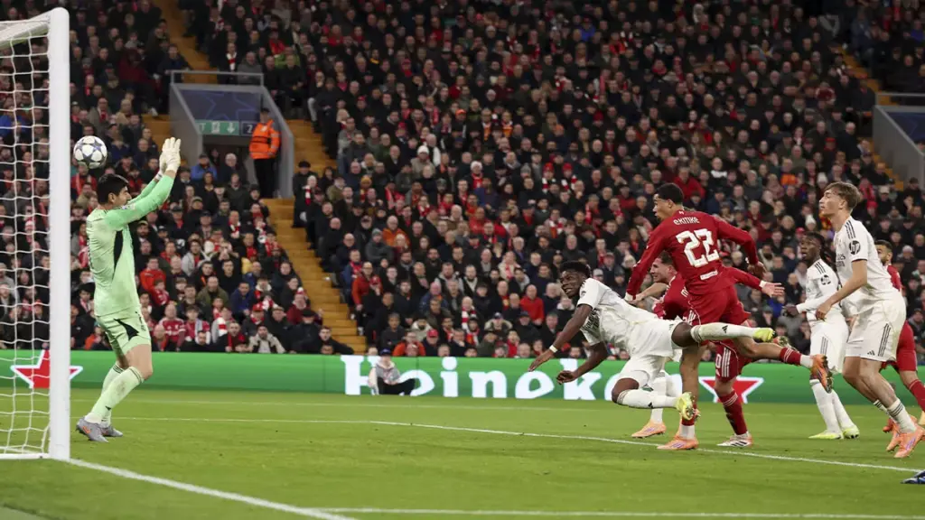 El Real Madrid revive sus fantasmas en Anfield: Courtois evita otra goleada ante Liverpool (1-0)