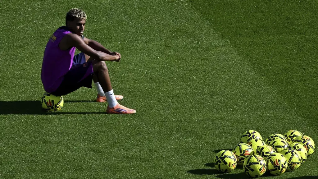 Lamine Yamal regresa a Barcelona para continuar su tratamiento contra la pubalgia