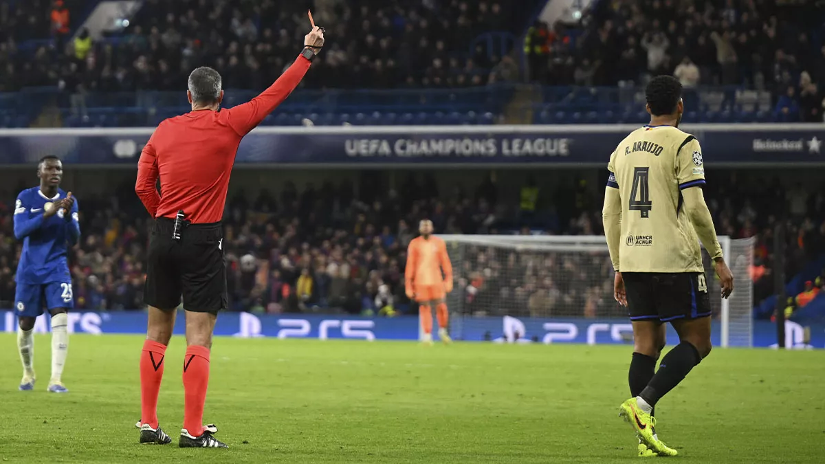 Ronald Araujo revive sus fantasmas en Champions: temprana expulsión ante Chelsea