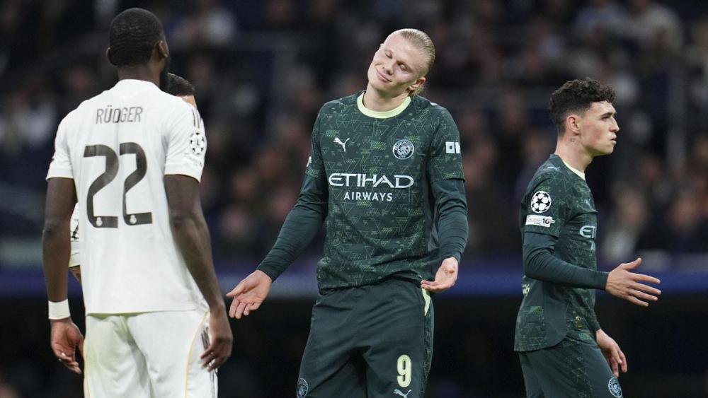 Erling Haaland conversa con Antonio Rüdiger en el Real Madrid-Manchester City