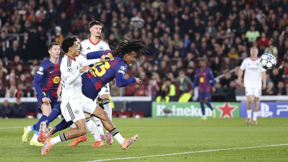 Jules Koundé anotando de cabeza ante el Eintracht