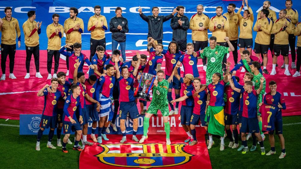¡Fiesta total en Montjuïc! El Barça recibe el trofeo de campeón de LaLiga 2024/25 ¡Fiesta total en Montjuïc! El Barça recibe el trofeo de campeón de LaLiga 2024/25