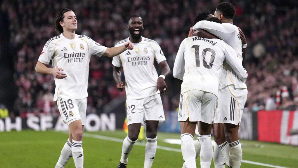 El Real Madrid golea al Athletic y sigue a 1 punto del Barça (0-3)