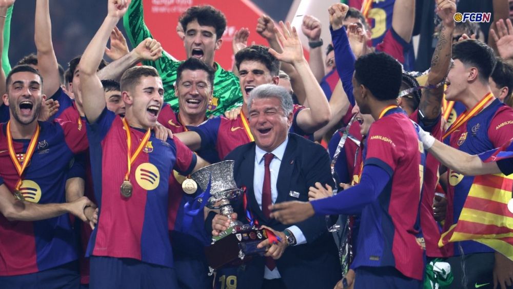 Joan Laporta y la plantilla del Barça con el trofeo de la Supercopa