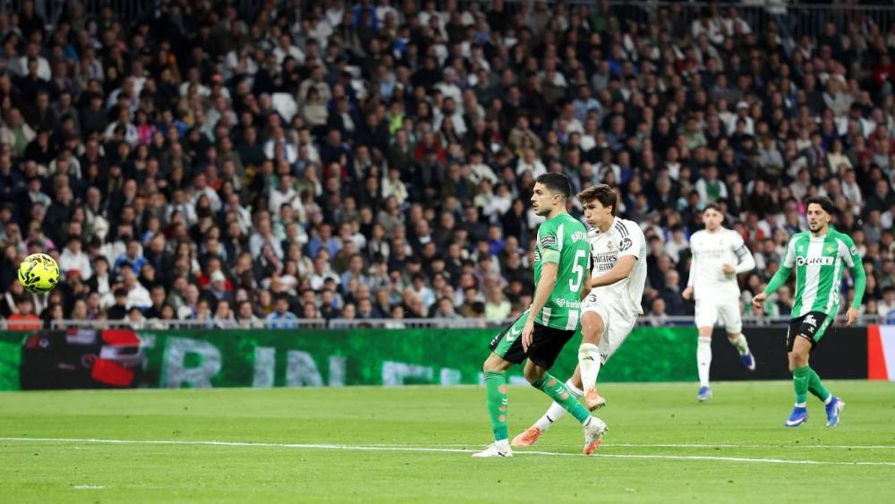 Gonzalo García hizo el 2-0 parcial de volea