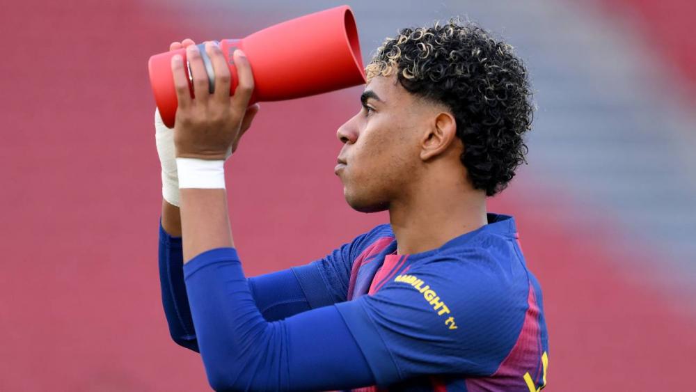 Lamine Yamal con su premio como MVP de diciembre en LaLiga