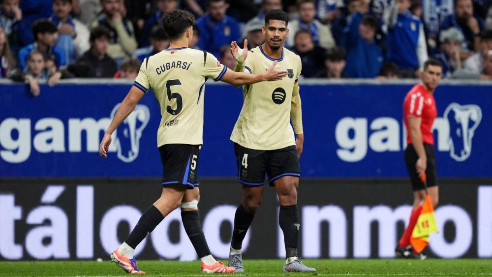 Ronald Araujo y Pau Cubarsí durante el Oviedo-Barça (1-3)