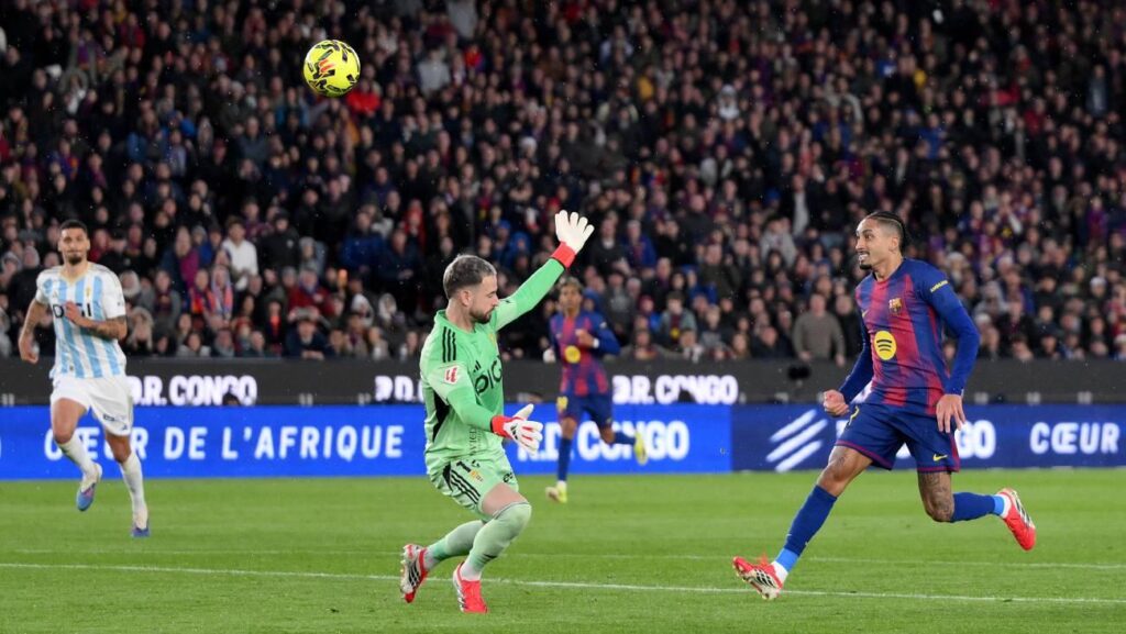 Raphinha festejó su duodécimo gol de la 25/26 ante el Oviedo