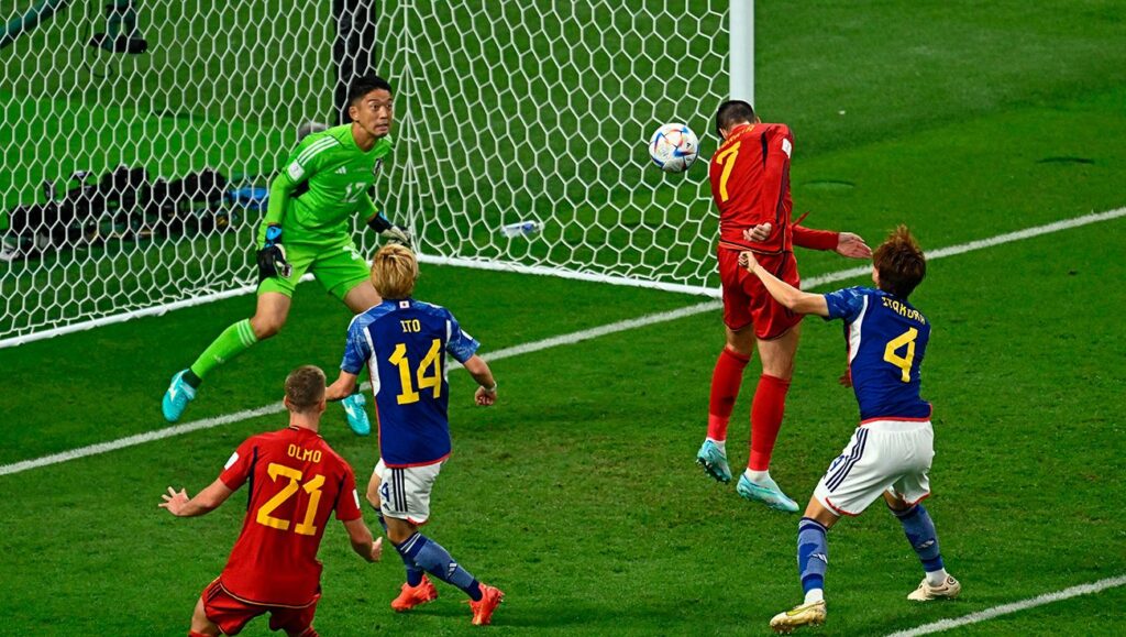 Álvaro Morata anotando su gol ante Japón