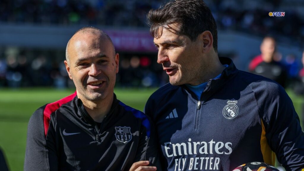 El Barça Legends se lleva un Clásico (2-1) con homenaje a Iniesta y detallazo de Xavi
