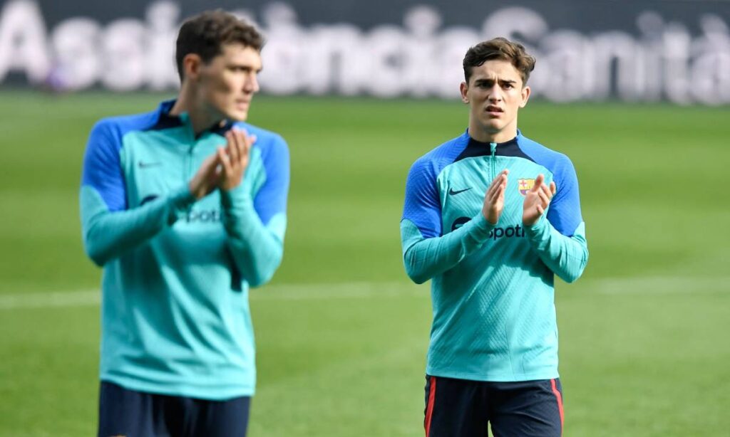 Christensen y Gavi saludan a la afición