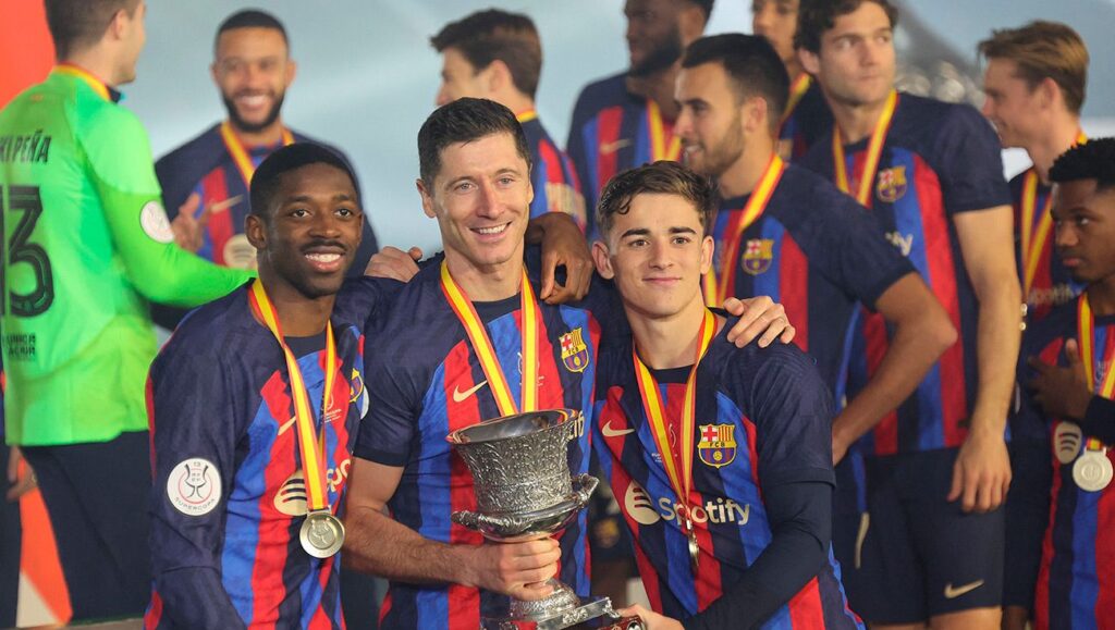 Dembélé, Lewandowski y Gavi con el trofeo de la Supercopa