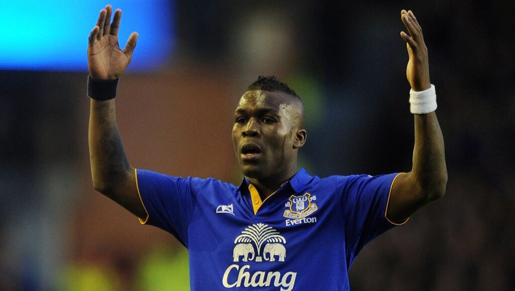 Drenthe en medio de un partido con el Everton en 2012