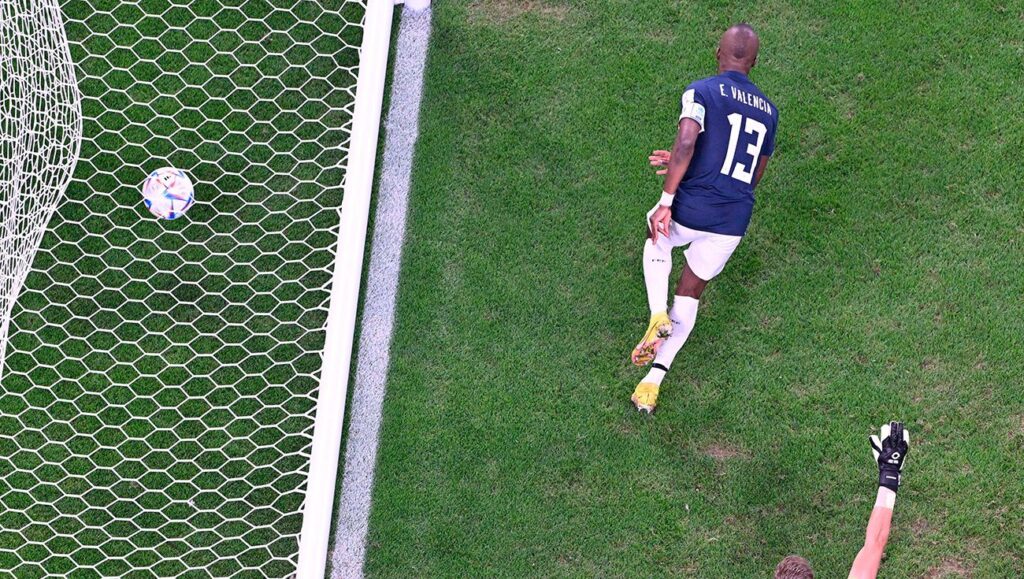 Enner Valencia anotando su gol ante Países Bajos